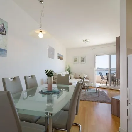 Pery - 2 Bedroom Sea View